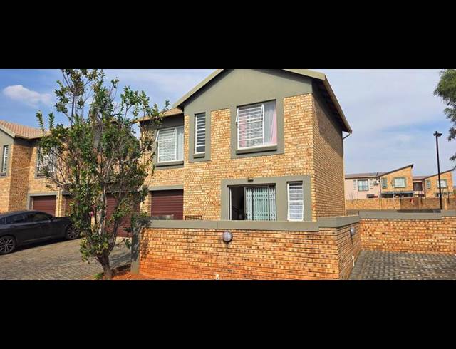3 BEDROOM TOWNHOUSE FOR SALE IN WILGEHEUWEL